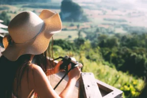 mujer turista en Colombia, admirando el paisaje