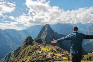 Machu Picchu hombre turista admirando el paisaje