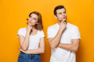 personas dudando si viajar a unsitio o a otro